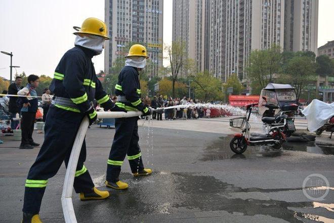 火灾发生时该怎样逃生？这场社区消防应急演练干货满满(图1)