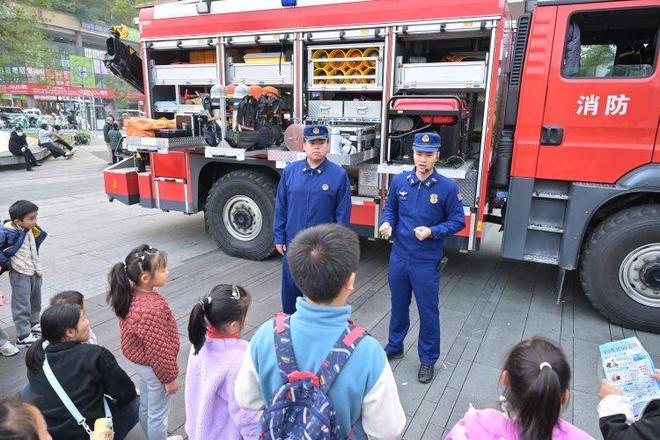 火灾发生时该怎样逃生？这场社区消防应急演练干货满满(图2)