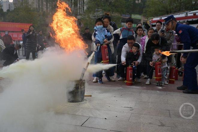 火灾发生时该怎样逃生？这场社区消防应急演练干货满满(图3)