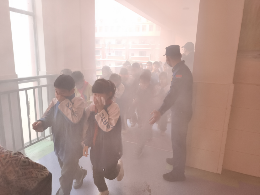 洪湖“火焰蓝”进校园带师生解锁“安全密码”(图1)