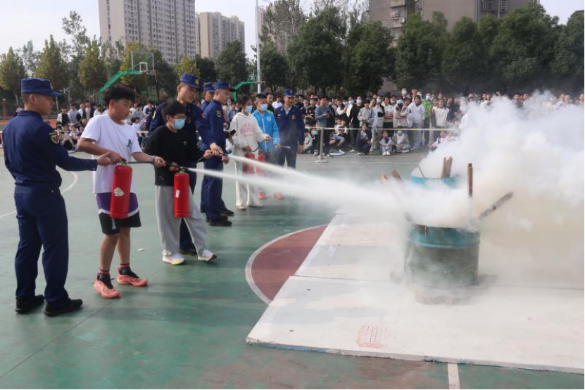 洪湖“火焰蓝”进校园带师生解锁“安全密码”(图3)