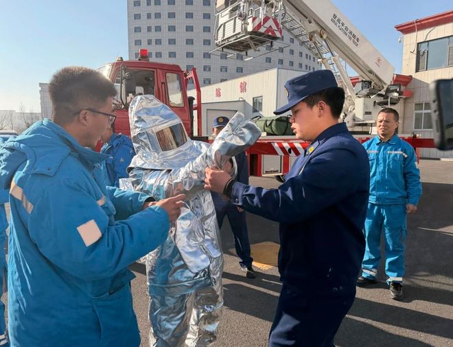河口区消防救援大队：企业员工进队站零距离学习消防技能(图1)