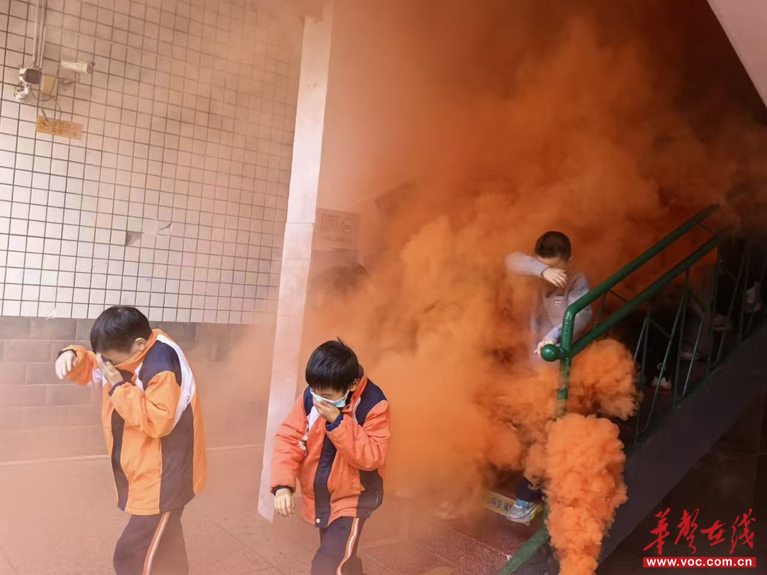 贺家土小学：消防演练筑防线安全护航伴成长(图1)