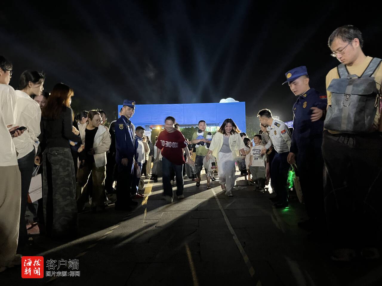 万宁消防依托“平安集市”开展消防宣传活动(图1)