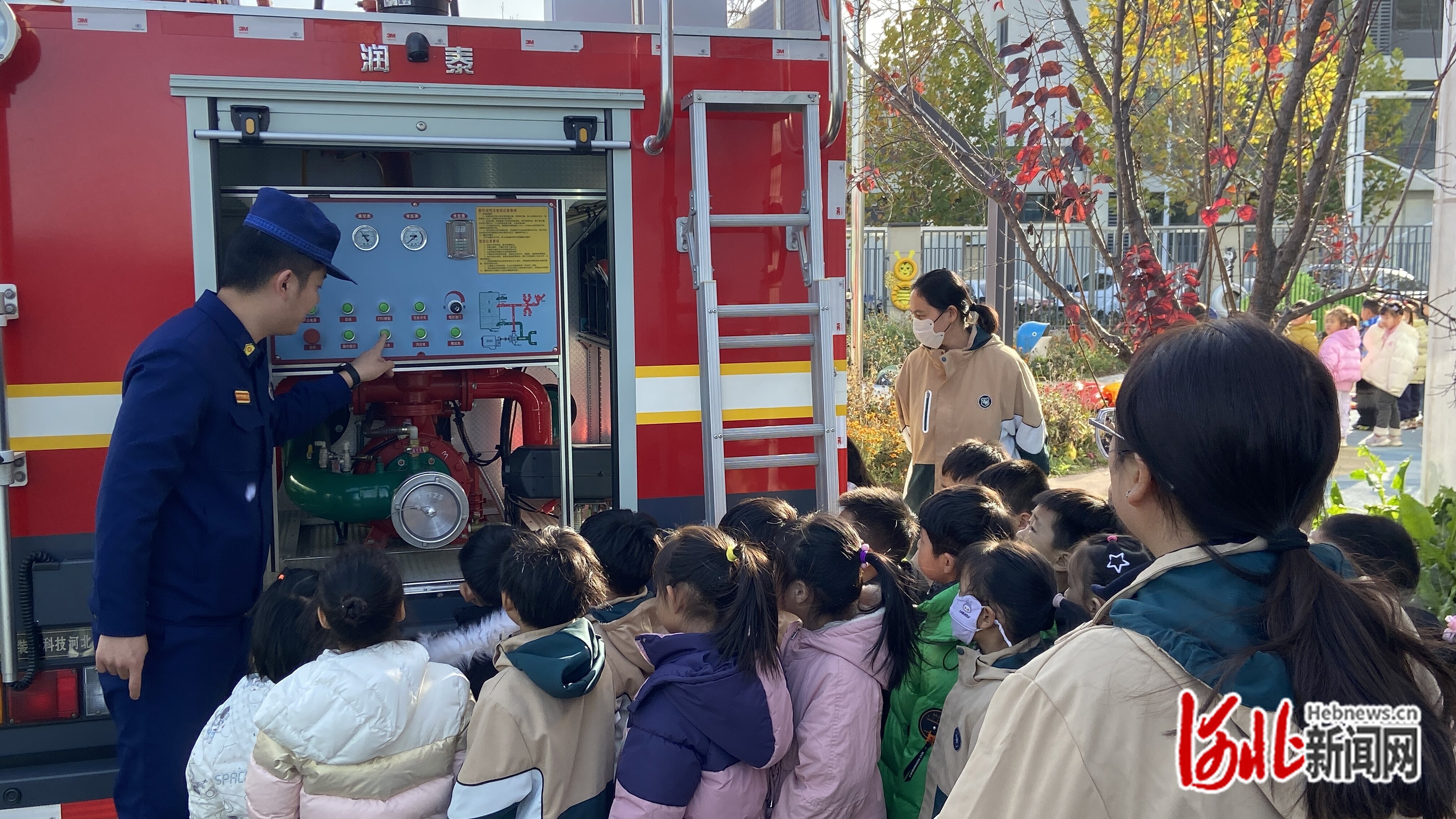 星空体育：石家庄市长安区第十二幼儿园举行“消防车进校园”主题活动(图1)