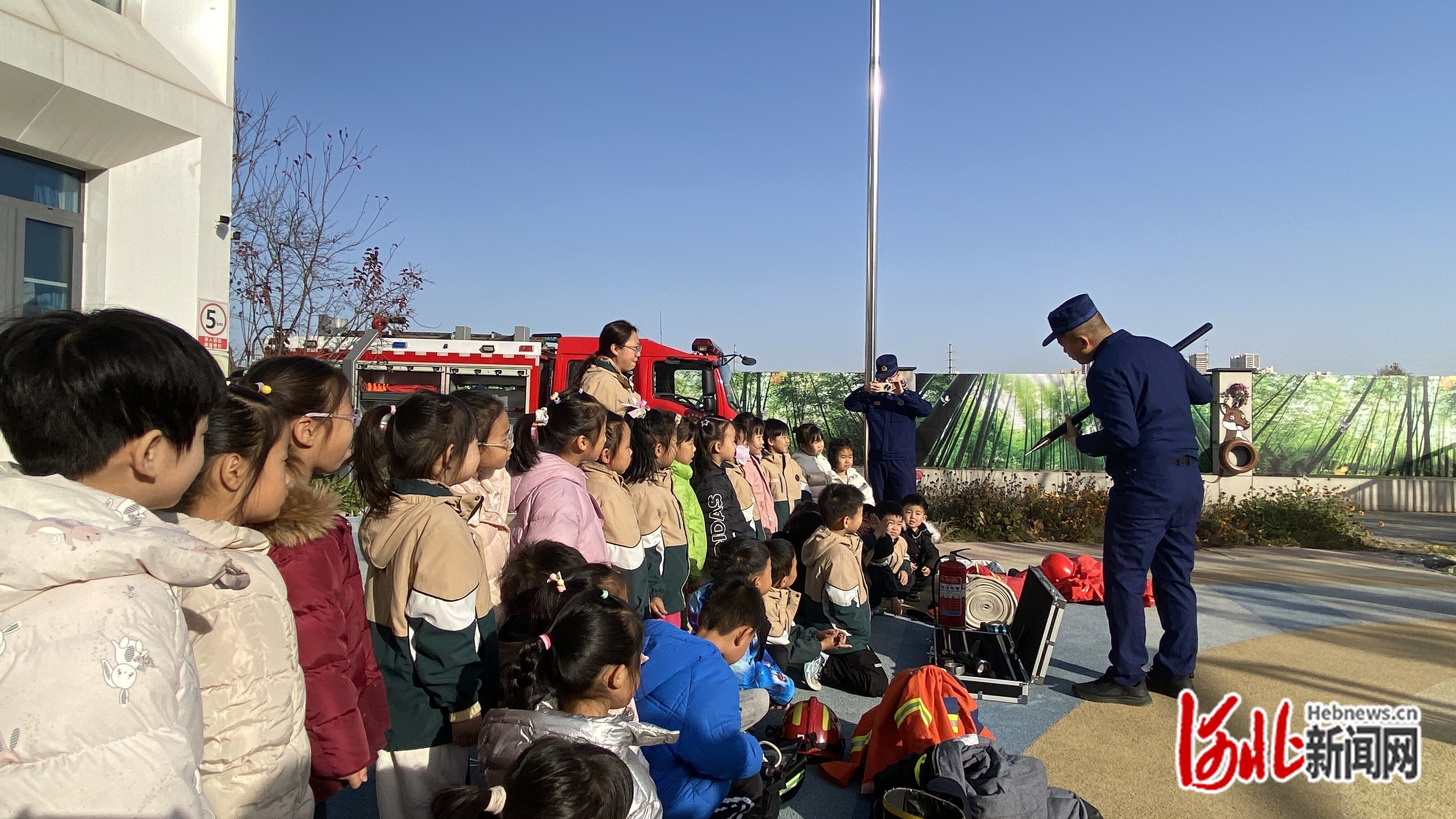 星空体育：石家庄市长安区第十二幼儿园举行“消防车进校园”主题活动(图2)