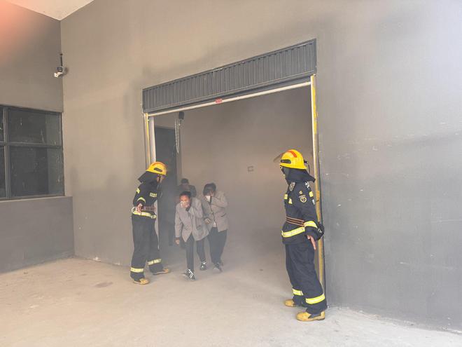 星空体育：贵阳云岩消防走进企业开展消防安全培训演练活动(图4)