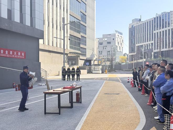 星空体育：贵阳云岩消防走进企业开展消防安全培训演练活动(图2)