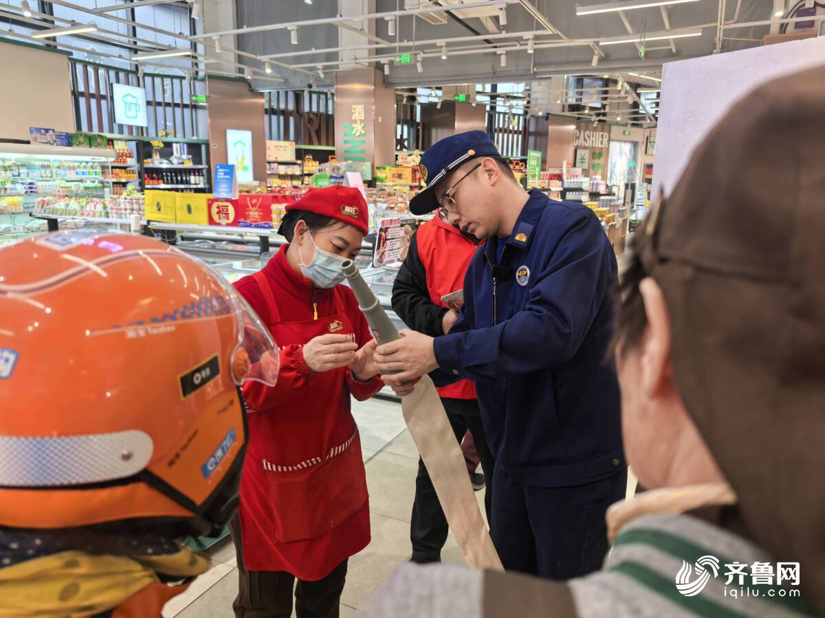 星空体育网站：不止于发资料！邹平消防“实操式”宣传提升人员密集场所应急能力(图2)