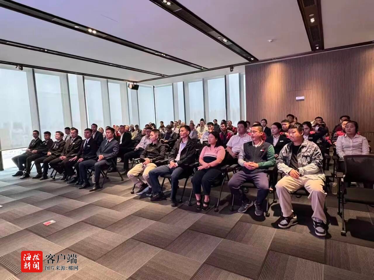 星空体育：筑牢安全“防火墙”！海口市秀英区举办消防知识进楼宇活动(图2)