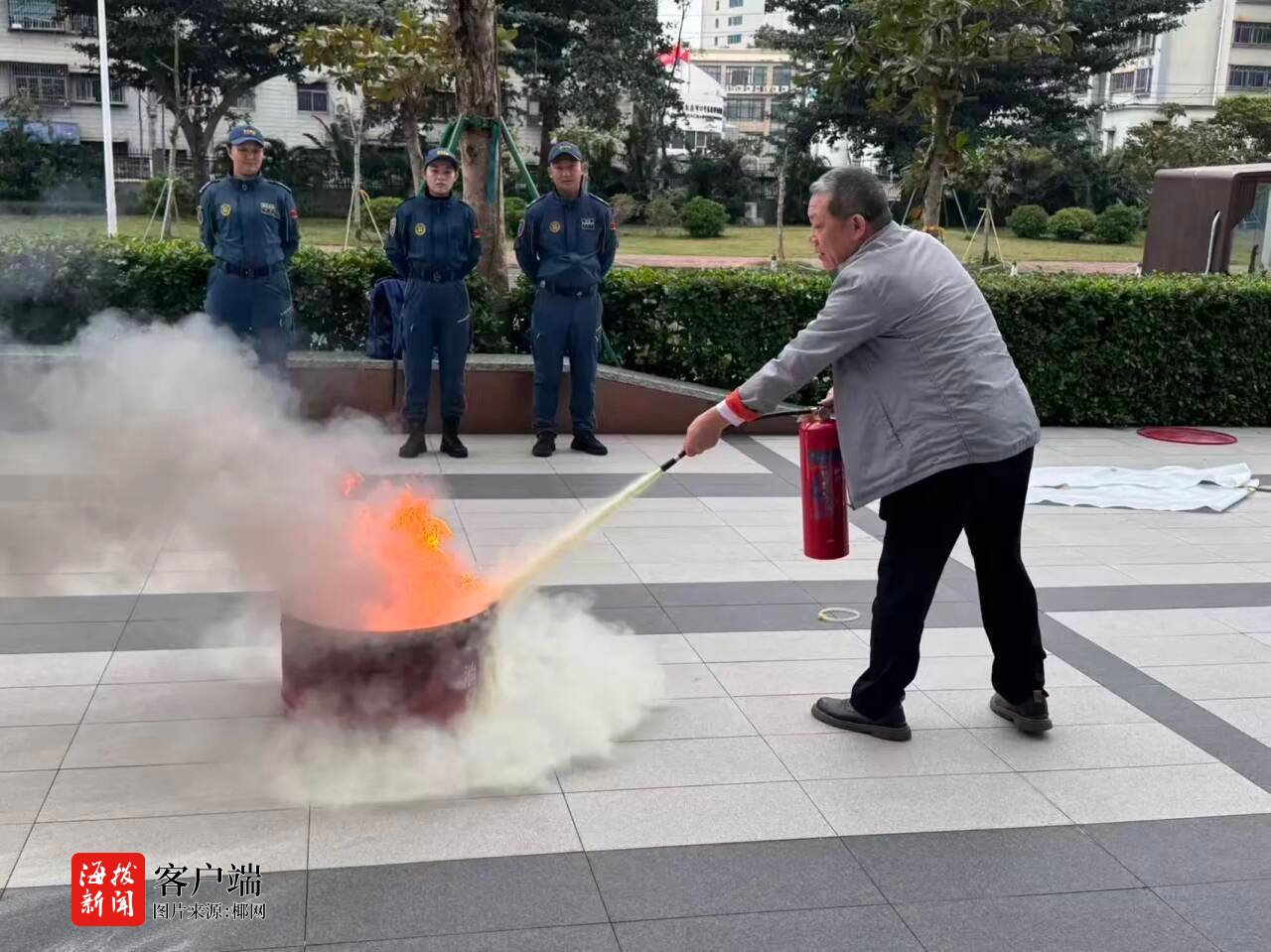 星空体育：筑牢安全“防火墙”！海口市秀英区举办消防知识进楼宇活动(图4)