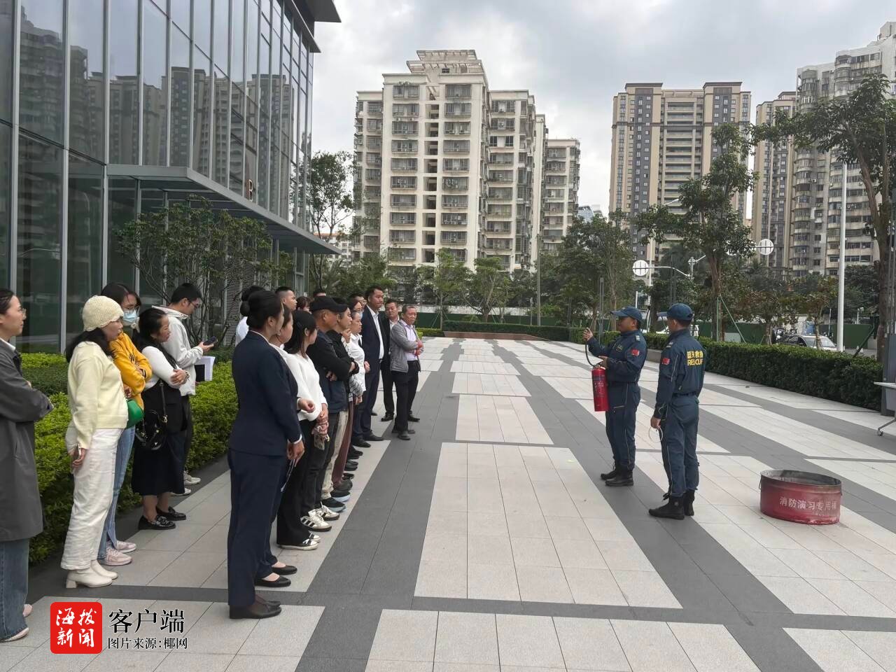 星空体育：筑牢安全“防火墙”！海口市秀英区举办消防知识进楼宇活动(图3)