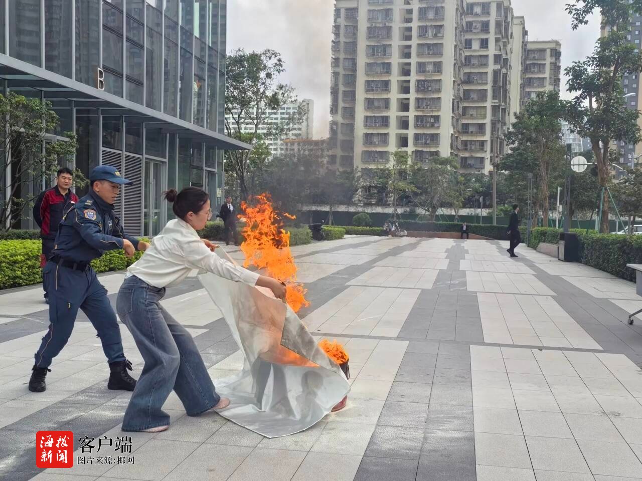 星空体育：筑牢安全“防火墙”！海口市秀英区举办消防知识进楼宇活动(图5)