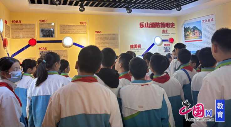 消防安全记心间乐山实验中学开展沉浸式消防体验活动(图1)