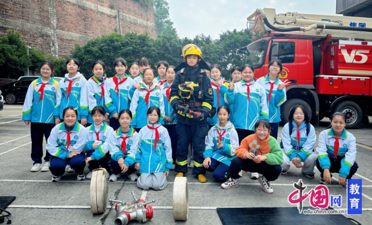 消防安全记心间乐山实验中学开展沉浸式消防体验活动(图2)