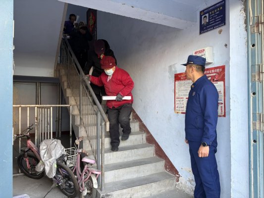 星空体育网站：济南市莱芜区寨里镇开展应急消防演练活动(图1)