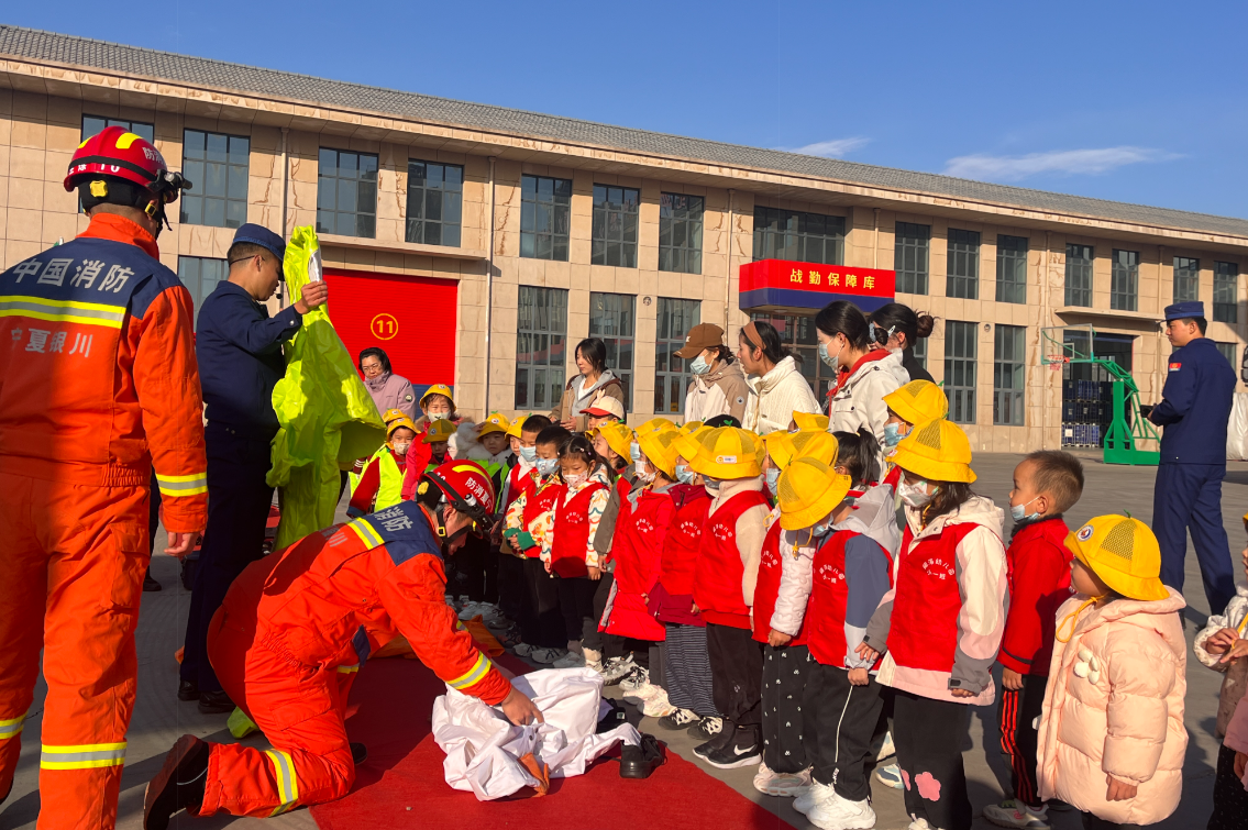 星空体育：“蓝朋友”开课+社区“把脉”幼儿园安全(图1)