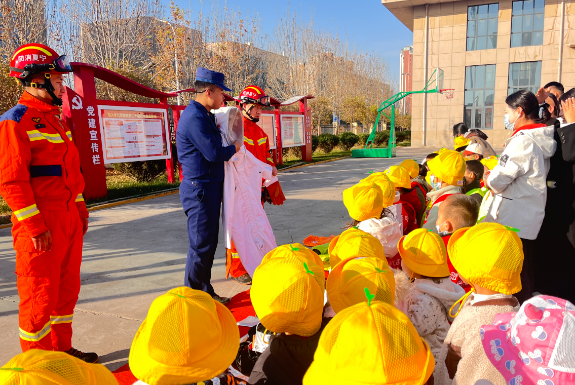 星空体育：“蓝朋友”开课+社区“把脉”幼儿园安全(图2)