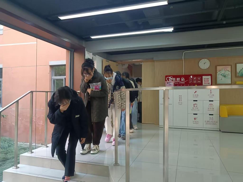 沪北校区组织开展消防应急演练(图2)