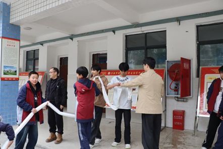 提升防火知识技能扣紧消防生命线——万二中开展系列消防活动(图2)