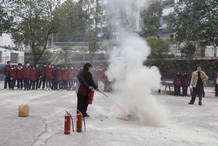 提升防火知识技能扣紧消防生命线——万二中开展系列消防活动(图1)