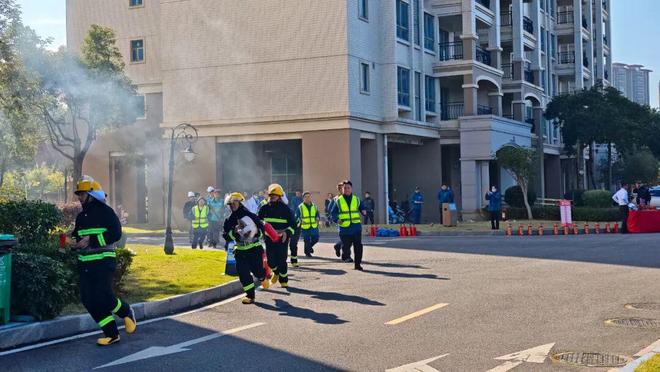 文明云安丨消防演练进小区筑牢安全“防火墙”(图2)