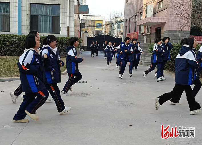 星空体育：石家庄市第四十五中学举行消防安全疏散演练(图1)