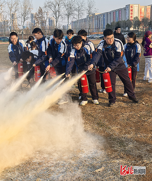 星空体育：石家庄市第四十五中学举行消防安全疏散演练(图2)