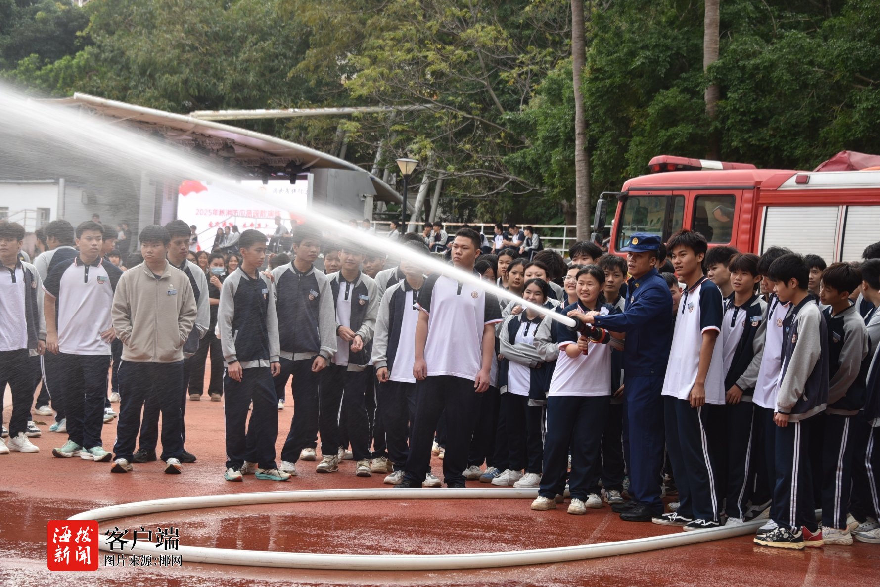 星空体育：海口龙华消防走进学校开展灭火实操演练(图1)