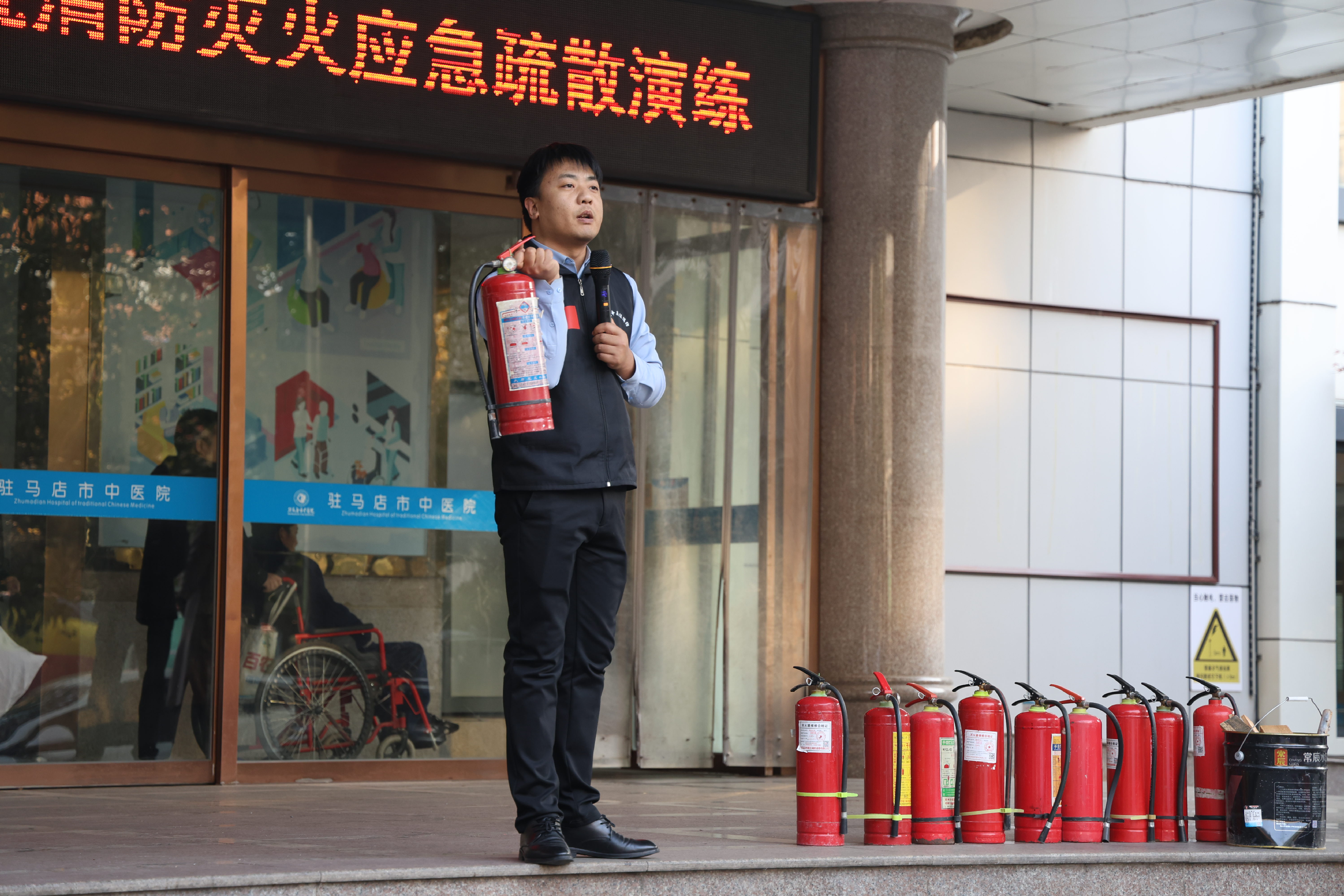 星空体育：筑牢消防安全防线守护医患生命安全驻马店市中医院开展冬春季消防应急演练(图2)