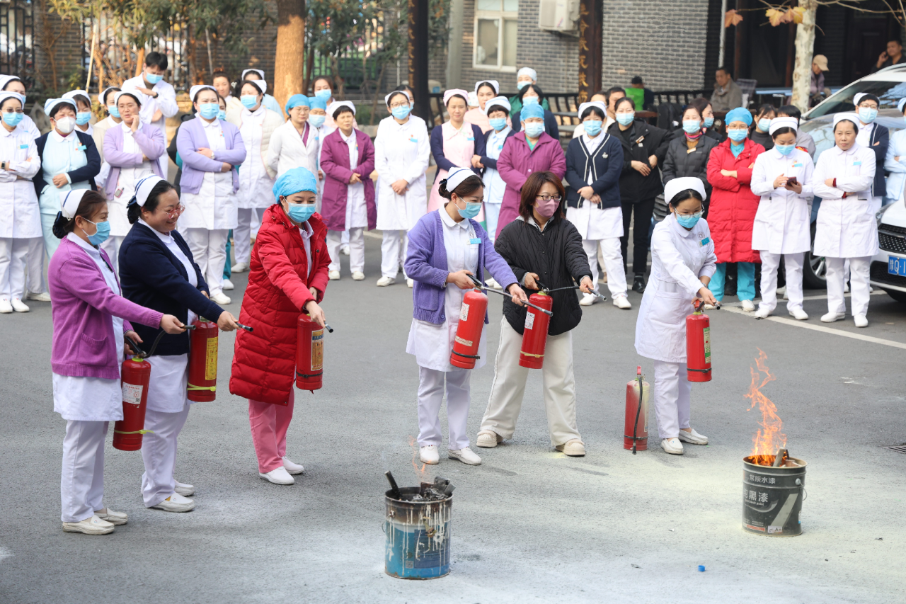 星空体育：筑牢消防安全防线守护医患生命安全驻马店市中医院开展冬春季消防应急演练(图3)