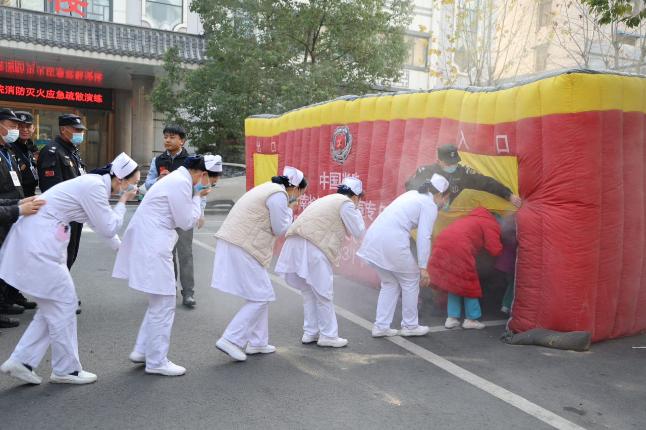 星空体育：筑牢消防安全防线守护医患生命安全驻马店市中医院开展冬春季消防应急演练(图4)