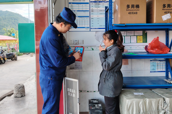 昭平消防为千家沿街商铺送上“防火锦囊”(图1)