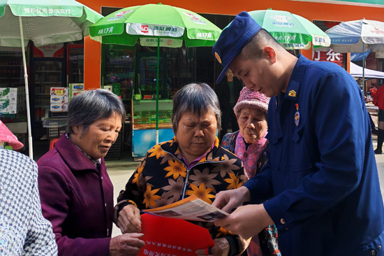昭平消防为千家沿街商铺送上“防火锦囊”(图2)