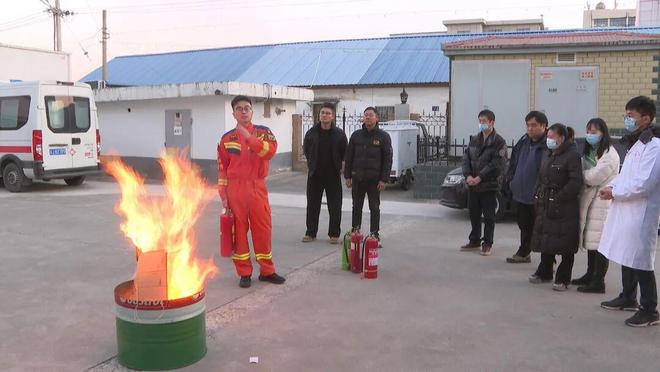 安全培训进医院!响水镇卫生院医护人员轮流操作灭火器进行现场演练(图1)