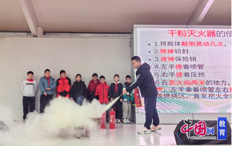 星空体育：宜宾叙府实小开展消防实战演练“提拔握压”学灭火(图1)