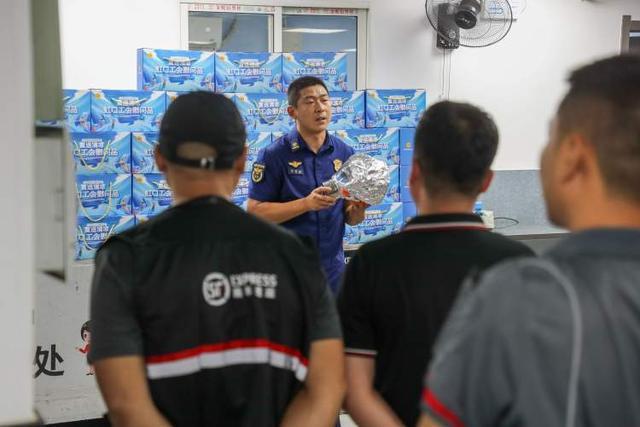 “蓝朋友”+动真格灭真火虹口消防手把手教快递小哥使用灭火器(图2)