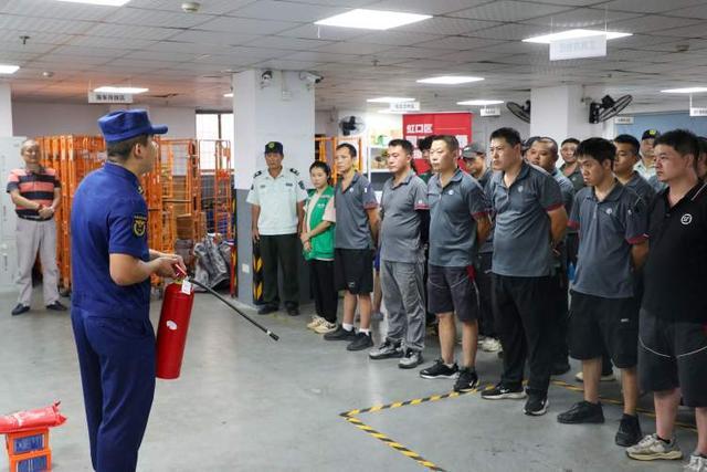 “蓝朋友”+动真格灭真火虹口消防手把手教快递小哥使用灭火器(图1)