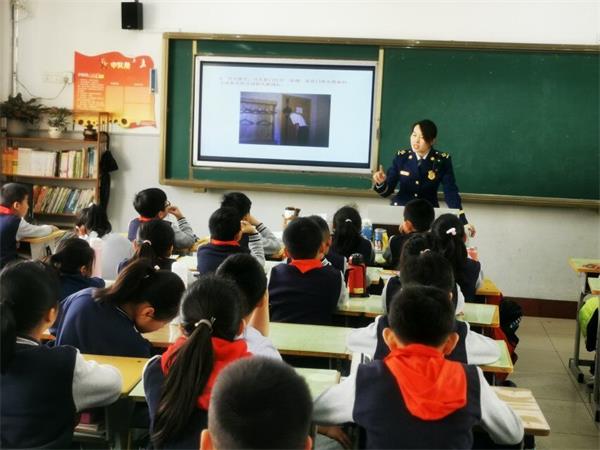 消防知识进课堂山东师大附小雅居园校区开展2016级3班家长讲坛活动(图1)