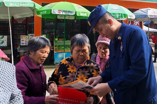 星空体育：昭平消防为千家沿街商铺送上“防火锦囊”(图2)