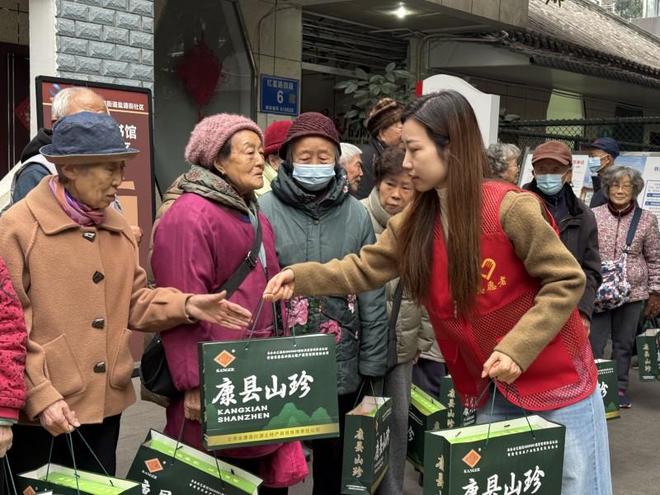 星空体育：寒冬慰问传温情情满冬日筑暖家(图2)