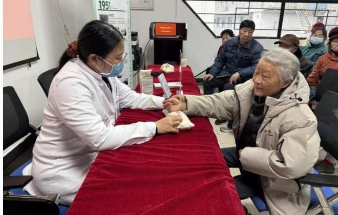 星空体育：寒冬慰问传温情情满冬日筑暖家(图3)