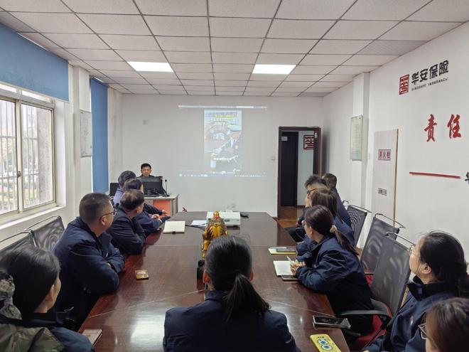 星空体育网站：筑牢安全防线强化应急能力——华安保险淮北中心支公司开展消防灭火器实操培训活动(图1)