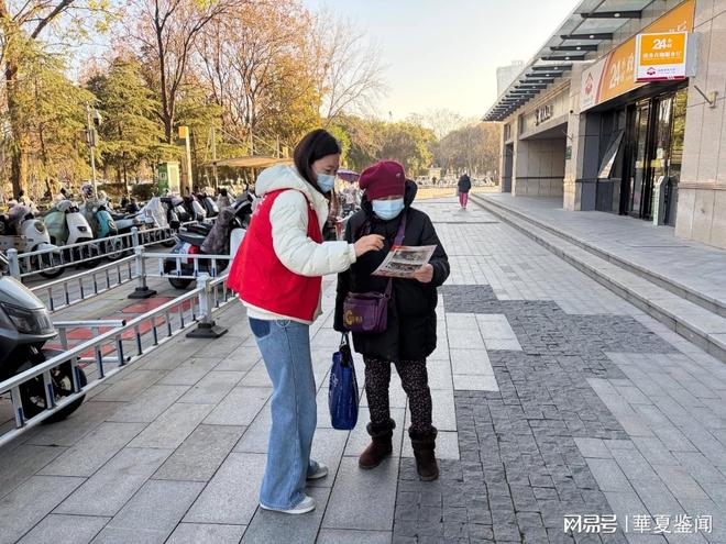 星空体育：平安金服洛阳分公司开展高层建筑消防安全宣传公益志愿活动(图1)