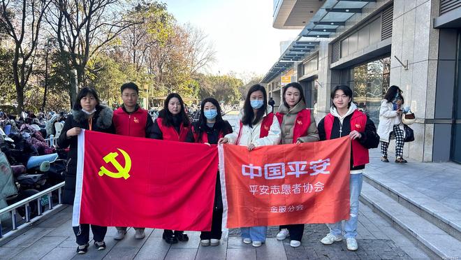 星空体育：平安金服洛阳分公司开展高层建筑消防安全宣传公益志愿活动(图2)