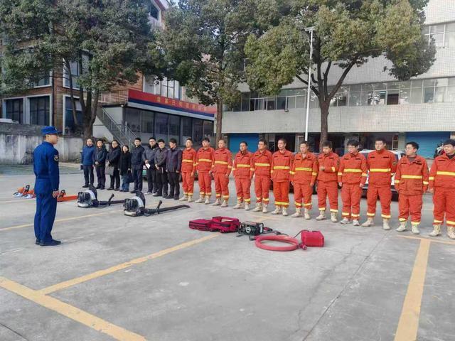 星空体育：佛坪县举办森林火灾扑救技能专题培训(图2)