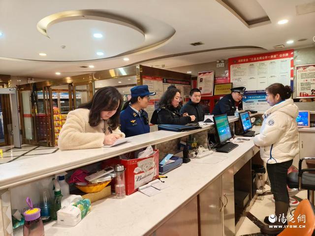 星空体育网站：多部门联动夜查暗访筑牢岁末年初安全防线(图1)