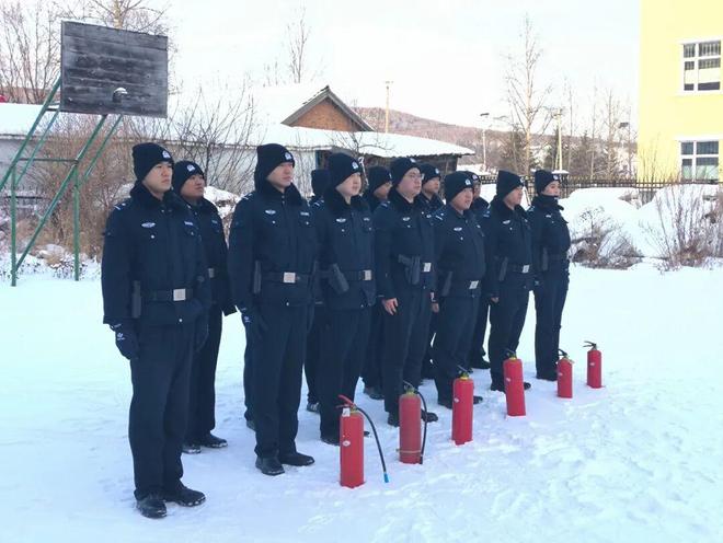 以训促战强技能！呼中镇派出所开展消防器材实操培训(图2)