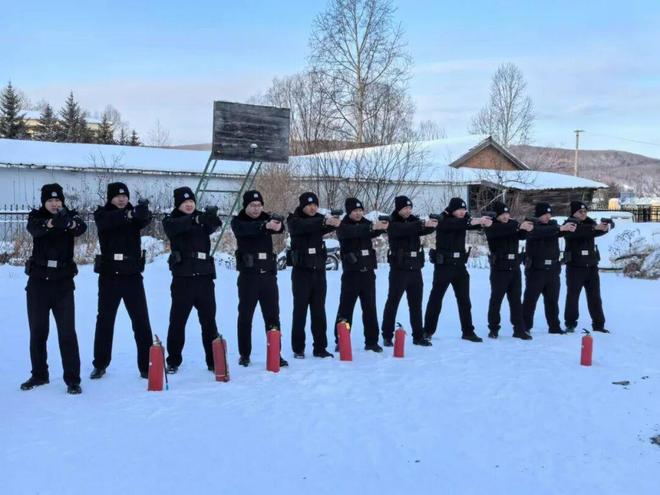 以训促战强技能！呼中镇派出所开展消防器材实操培训(图1)