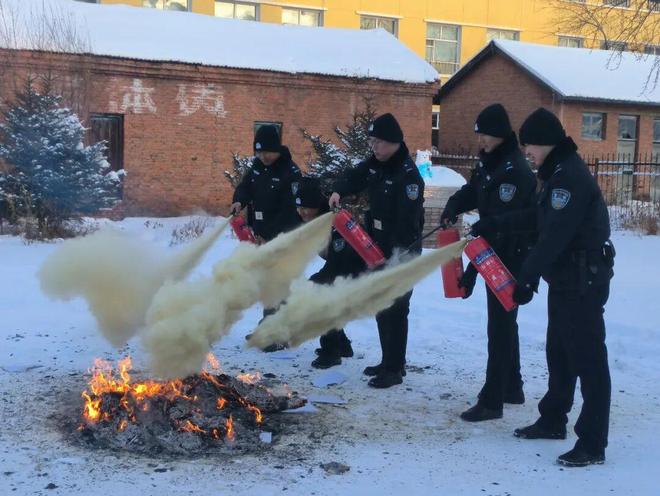 以训促战强技能！呼中镇派出所开展消防器材实操培训(图3)